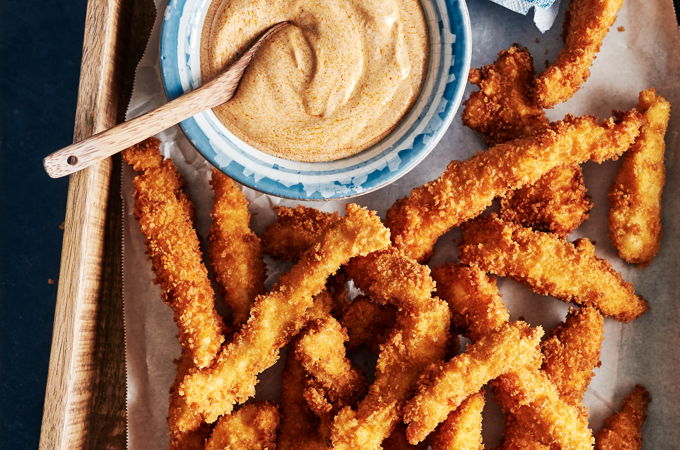 Doigts de poulet frits, sauce au yogourt et aux épices