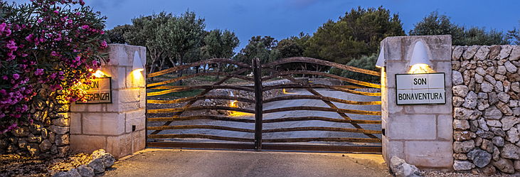 Mahón
- Menorca: Discover the island's distinctive wild olive wood gates