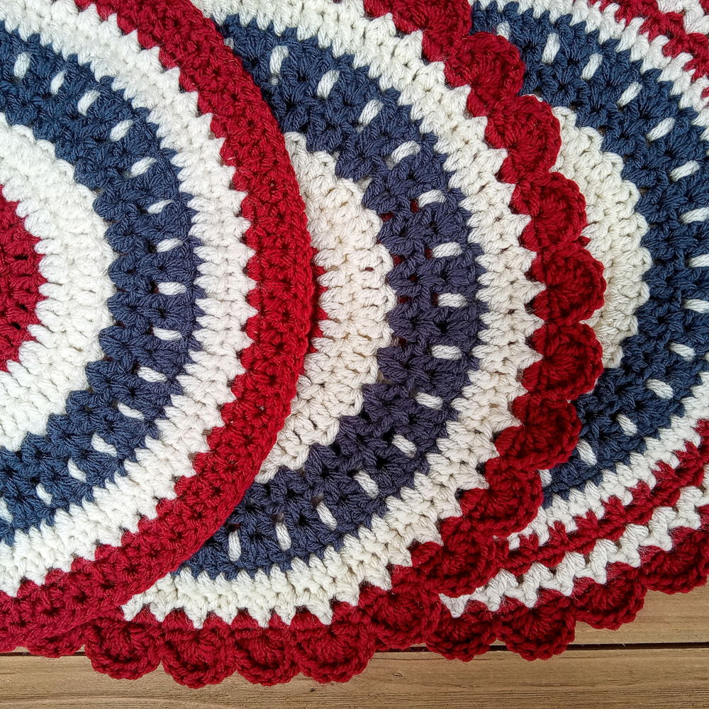 Deckchen im Americana-Stil mit verschiedenen Stichen