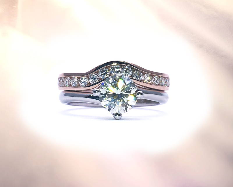 kit de fiançailles et mariage de deux bagues légèrement courbées avec solitaire gros diamant en or blanc et jonc éternité match en or rose