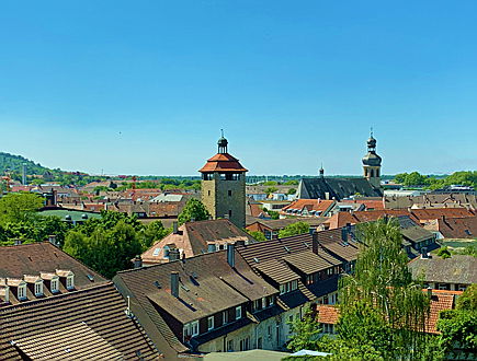  Karlsruhe
- Hier sehen Sie den Bergfried in Bruchsal aus der Luft. Erfahren Sie mehr über den Kauf oder Verkauf eines Mehrfamilienhauses in Bruchsal.