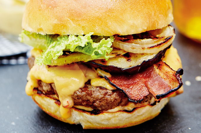 Burger de bœuf, légumes grillés et sauce fromage au chipotle