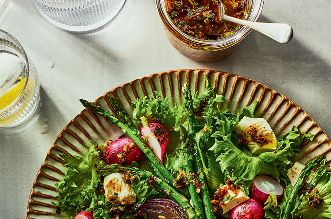 Salade-repas aux asperges grillées et au tofu soyeux