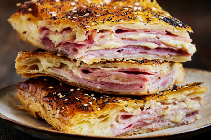 Feuilleté au jambon et au fromage
