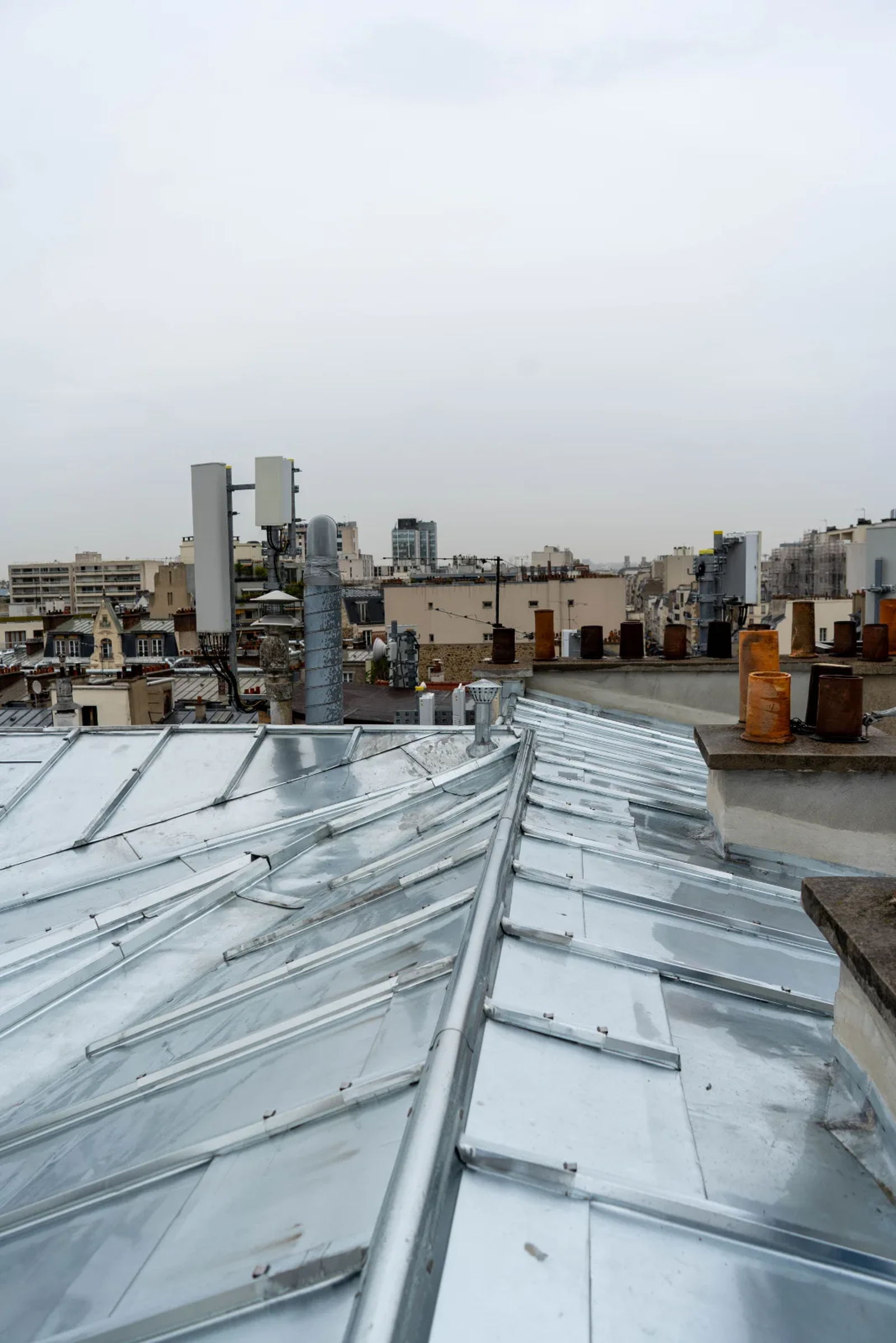 Un chantier parisien où chaque détail de toiture compte !