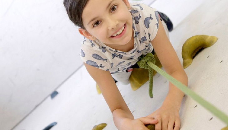 kletterhalle bergwerk kind klettert