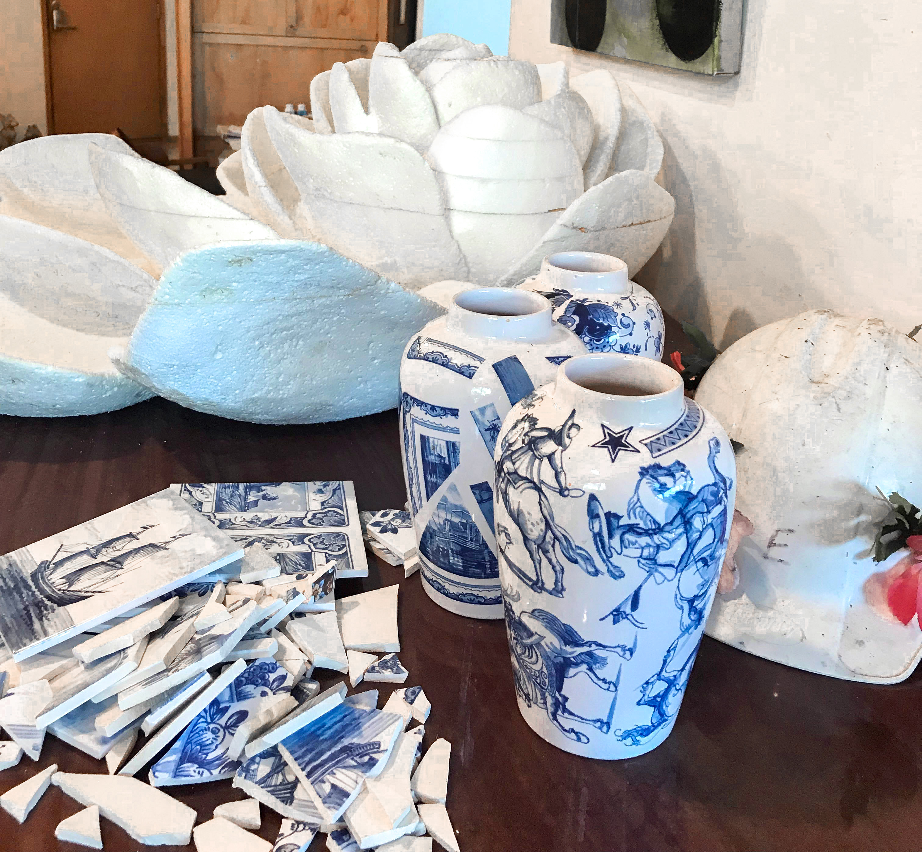 Osinski y su equipo rompieron colectivamente 200 jarrones de porcelana de Delft y más de 10.000 azulejos para crear un cuarto de millón de fragmentos de mosaicos.