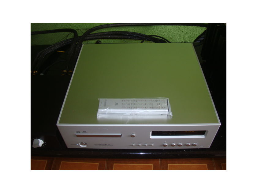 Luxman D-06 SACD-Player 230V Very Few Hours