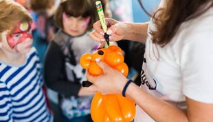 balloon artist zurich by bazinga parties