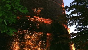 bar im wasserturm der turm im dunkeln