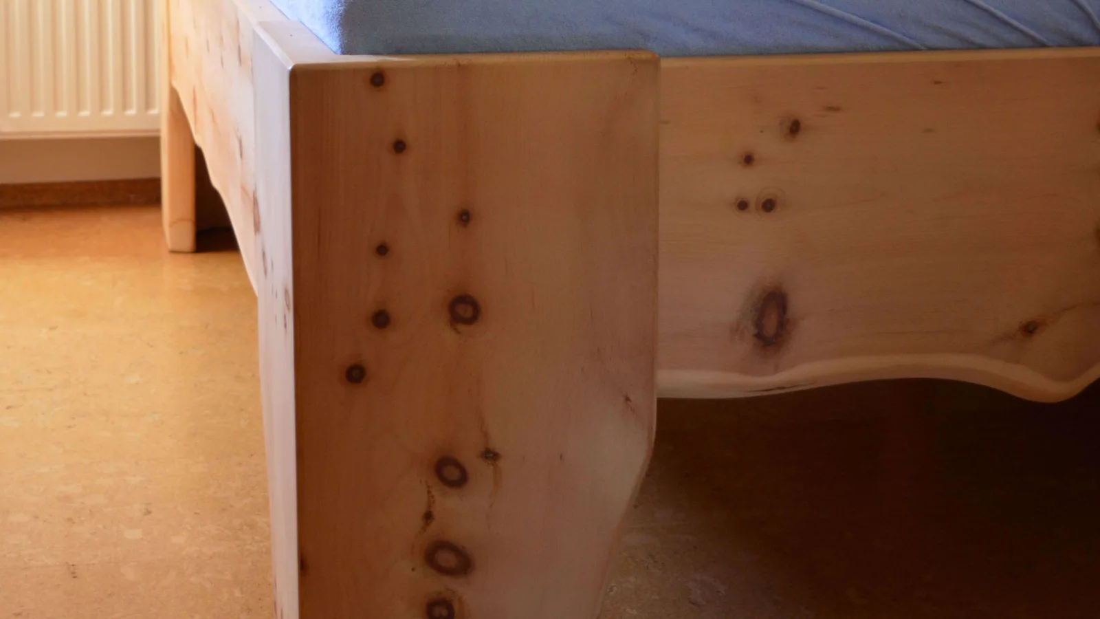 Zirbenbett gestaltet nach Holzmaserung