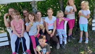 iris brosen kinder machen pause im grünen