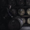 Chai traditionnel Dunnage Warehouse rempli de fûts de whisky en bois dans la distillerie Ardbeg sur l'île d'Islay dans les Hébrides intérieures d'Ecosse