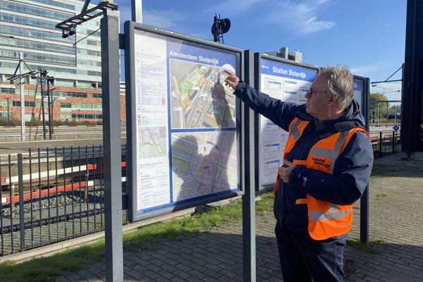 Wayfinding expert Hans wijst het 3-D informatiebord aan Wayfinding expert Hans wijst het 3-D informatiebord aan