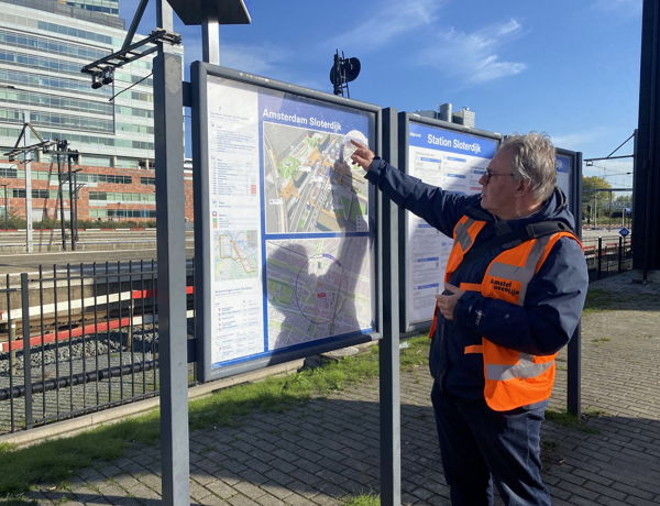 Wayfinding expert Hans wijst het 3-D informatiebord aan Wayfinding expert Hans wijst het 3-D informatiebord aan