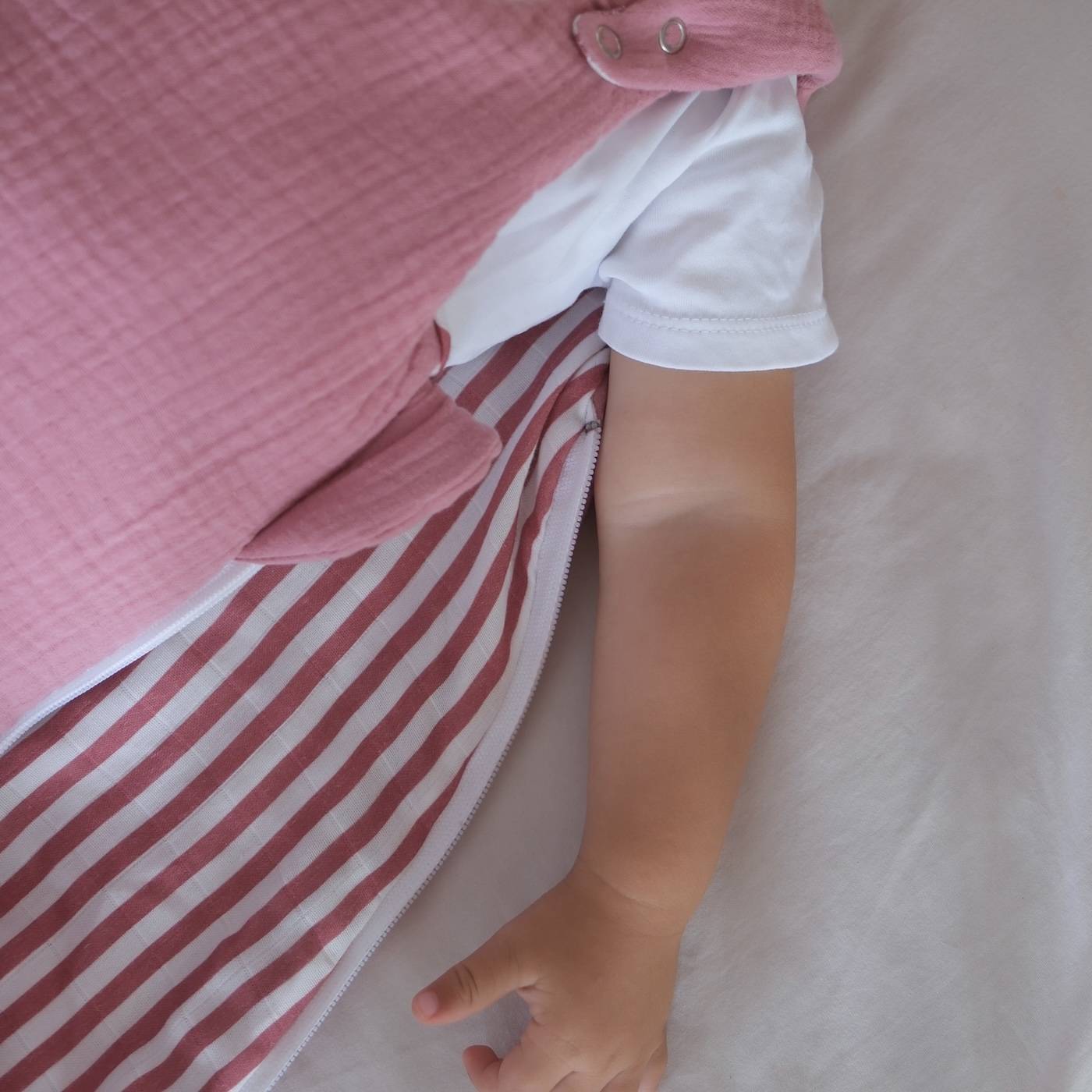 Ring Sling porte-bébé élégant de la marque suisse Joli Nous, un accessoire premium pour bébé, alliant design raffiné et qualité exceptionnelle