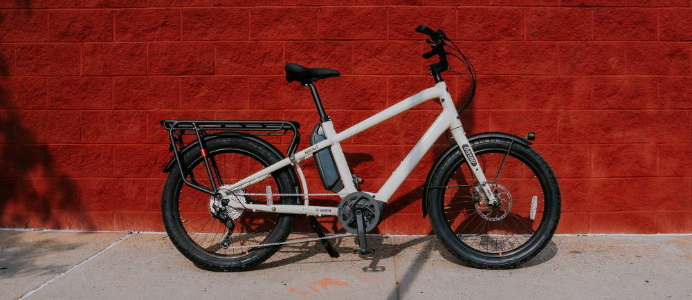 Benno Boost electric bike in front of red wall