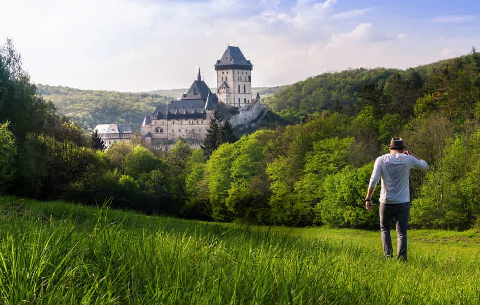 Fairytale Karlstejn Castle in Retro-Style Car - photo 4