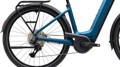 Gazelle Paris C7 elektrische stadsfiets met lage instap, afgebeeld in zijaanzicht op neutrale achtergrond, met Bosch middenmotor, gesloten kettingkast, verende voorvork en zadelpen, MIK-bagagedrager en spatborden – gericht op comfortabel dagelijks gebruik en woon-werkverkeer.