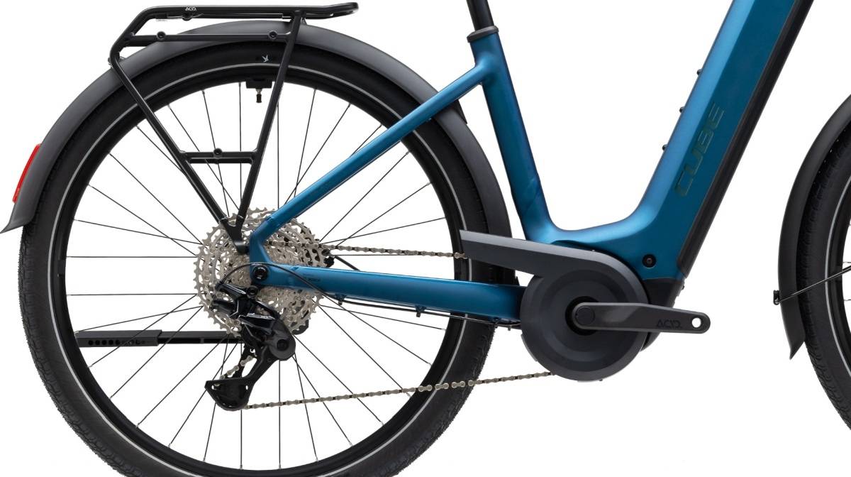 Gros plan sur le dérailleur arrière et la cassette d'un vélo électrique Cube bleu