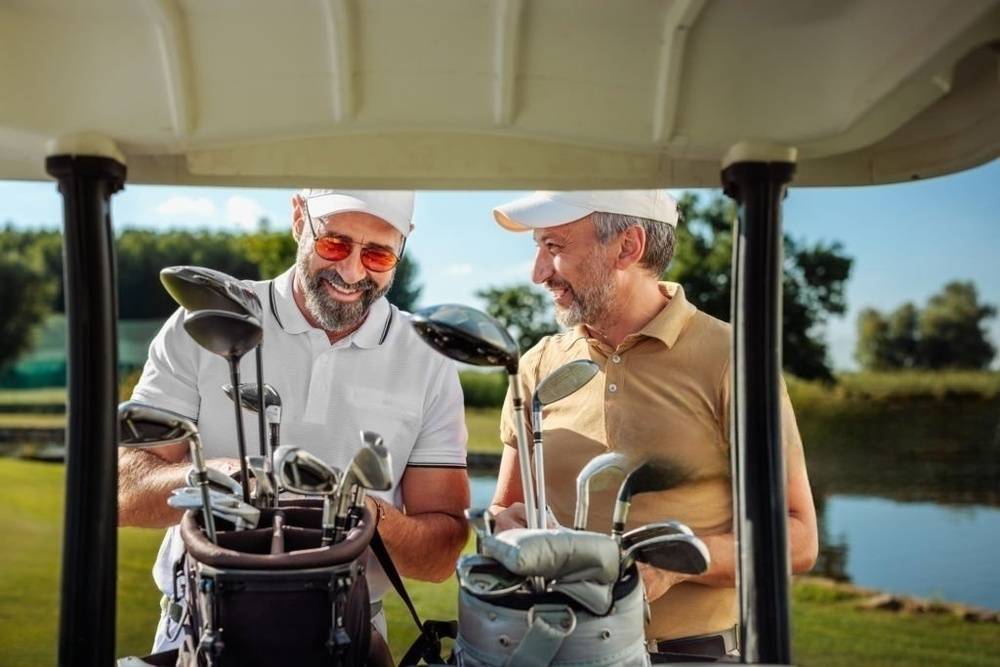 play golf with friends