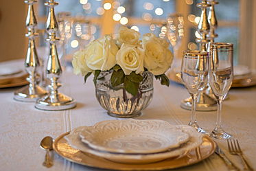  Praha 5, Smíchov
- Luxusně prostřený jídelní stůl s růžemi a zlatými prvky.