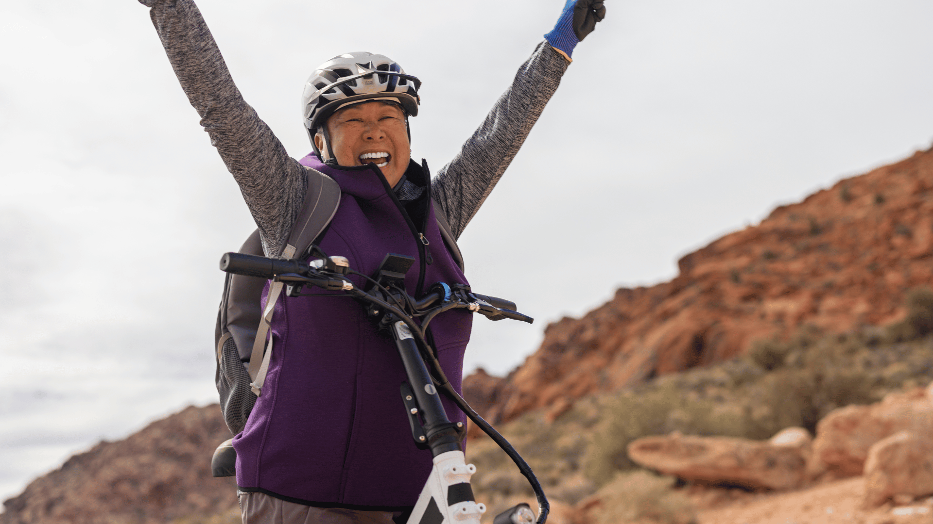 vrouw die sport op de elektrische fiets
