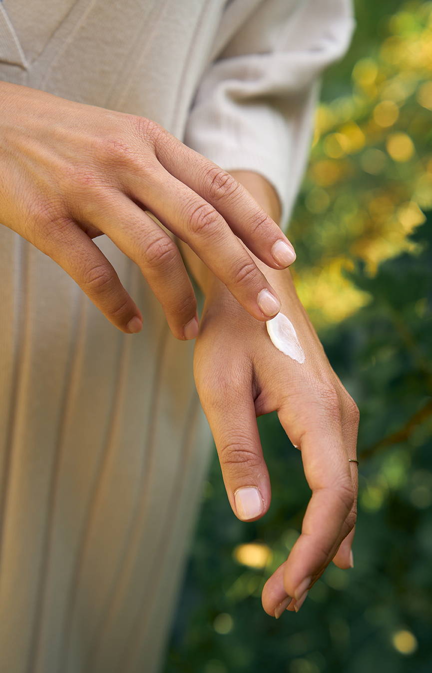 vrouw gebruikt duurzame verzorgingsproducten van comfort zone