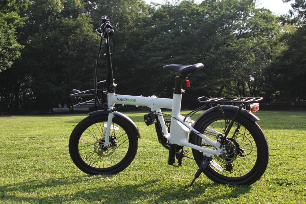 芝生の公園に止めたNaiciBikeC2