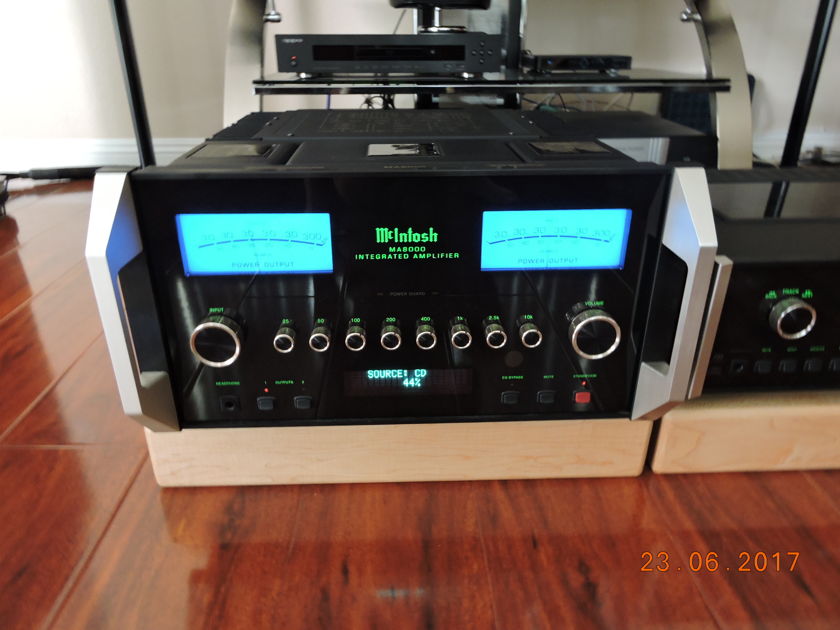 Mcintosh  MA8000 intergrated amplifier 300w x 2 at 8, 4, or 2 10K retail