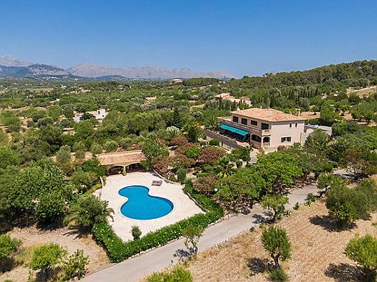  Balearen
- Finca-Anwesen mit großer Terrasse, Swimmingpool und Gartenhaus in der grünen Natur bei Alcúdia