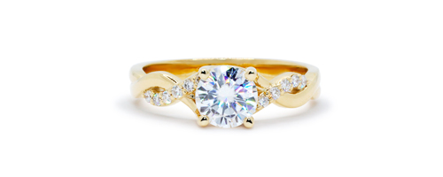 Semi-eternity with a crossed ring body. The central stone is a moissanite of 6.5 mm. Gold shanks finely intertwined and embellished with 12 diamonds.
