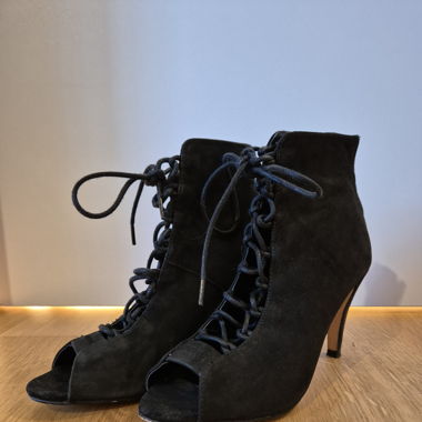 High heels, noiz.