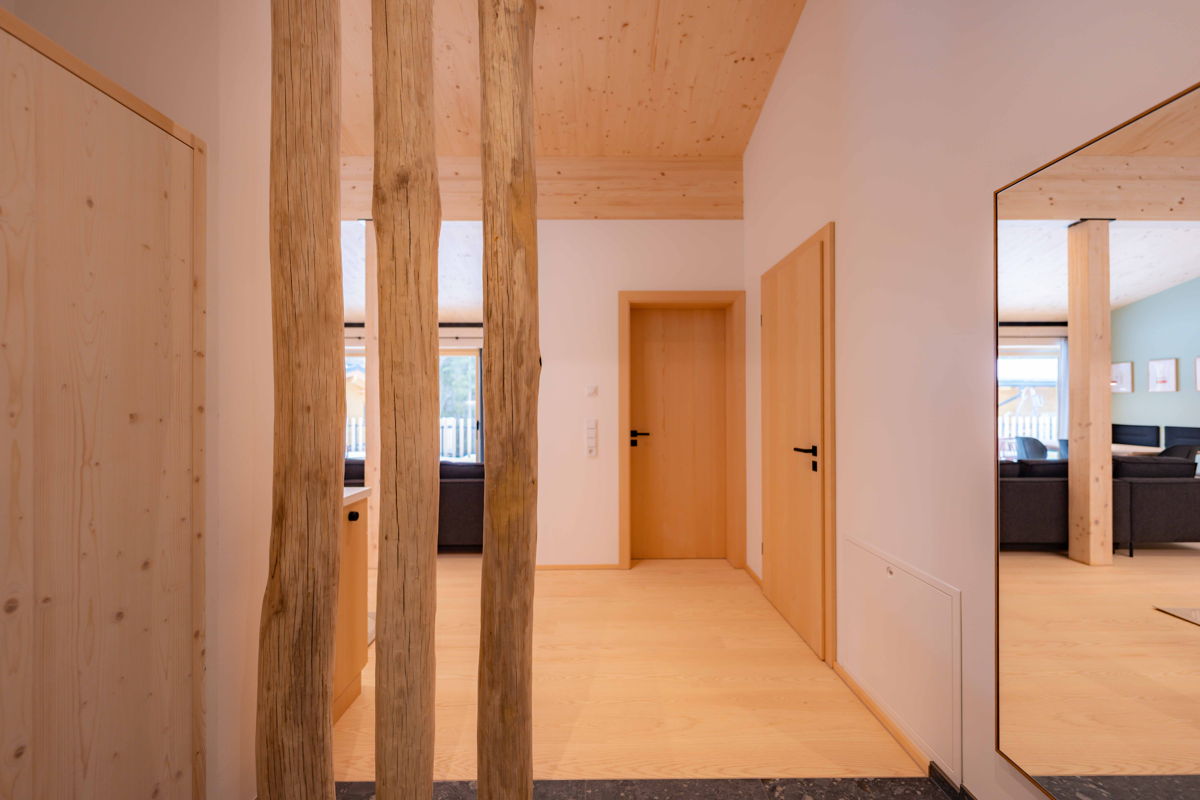 Flur mit Zugang zu zwei Schlafzimmern im Apartment Fux & Has von Hugo & Pepi.