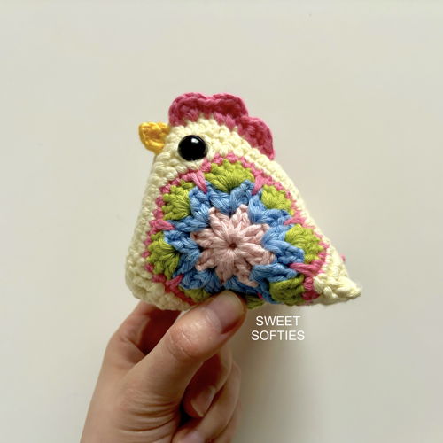 Häkeln Sie ein Huhn aus zwei Granny Squares!