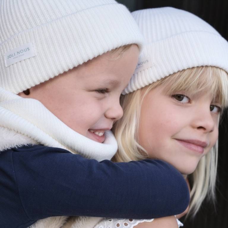bonnet joli nous tour de cou tricot laine mérinos cashwool Italie bébé enfant junior et adulte qualité élégance premium marque suisse excellence