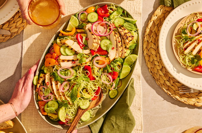 Salade de vermicelles de riz au poulet et aux légumes grillés