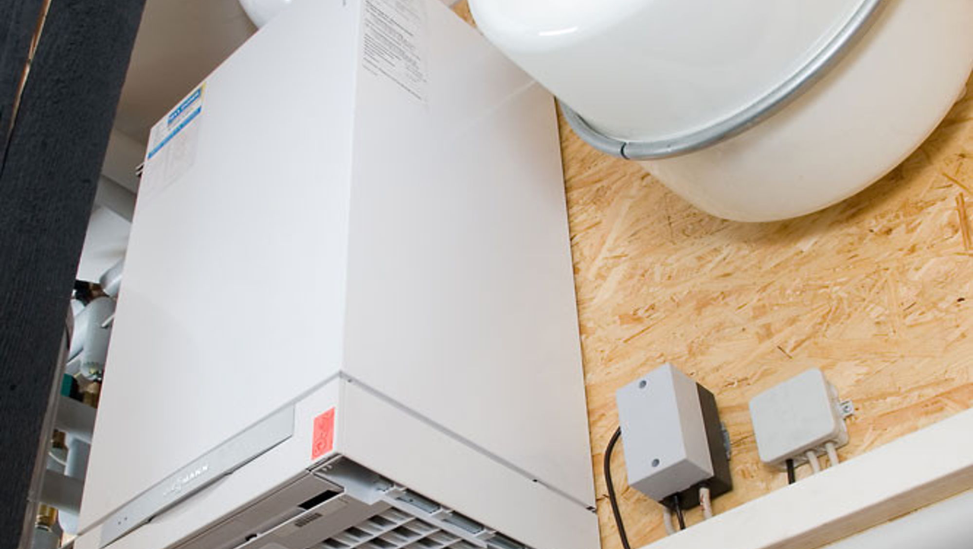 Moderne Haustechnik-Installation in Werkstatthalle