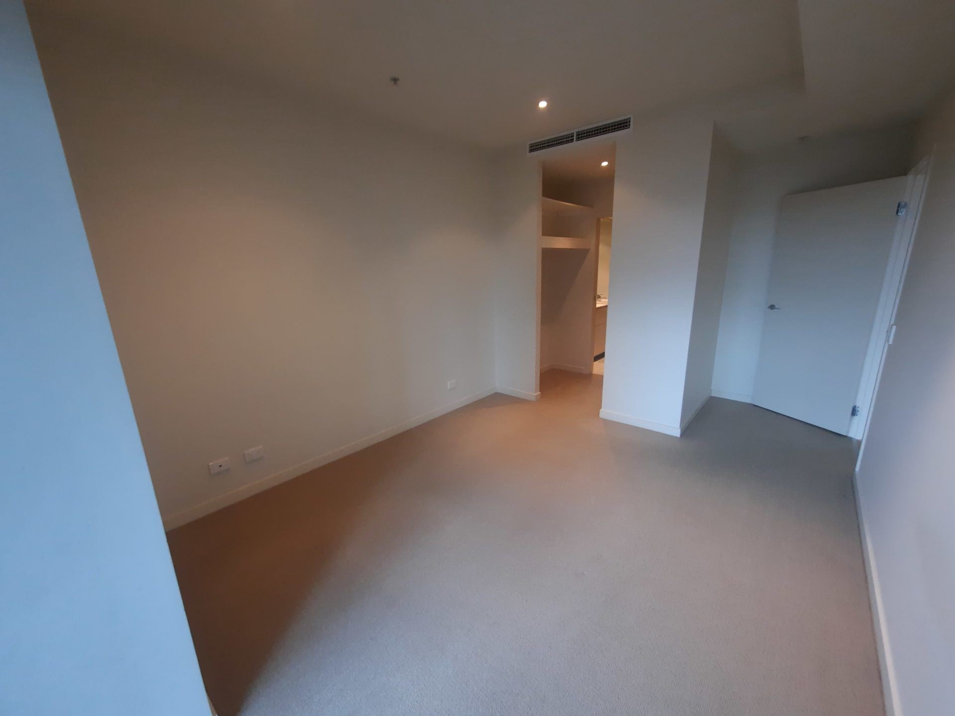 FOR RENT- Executive living in the celebrated Clarendon Towers!!! - Image 6