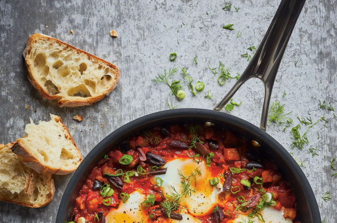 Oeufs pochés au poivron et à l'aubergine