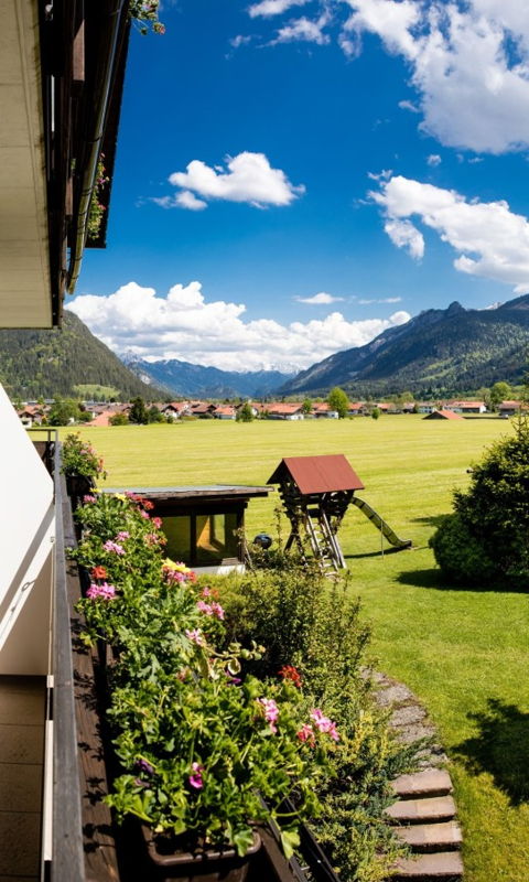 Sommer in Pfronten: Alpensonne Ferienwohnungen an den Bergen mit Blick auf grüne Wiesen