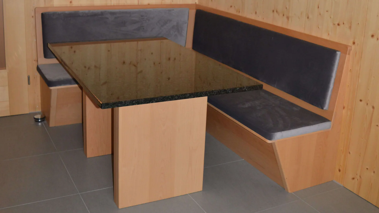Kleine gepolsterte Eckbank in Buche