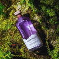 Bouteille de Gin Great Glen posée sur un tapis de mousse à la distillerie Great Glen dans le nord-ouest des Highlands d'Ecosse
