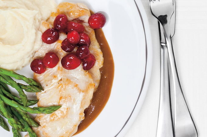 Escalopes de dinde, purée de panais et canneberges au miel