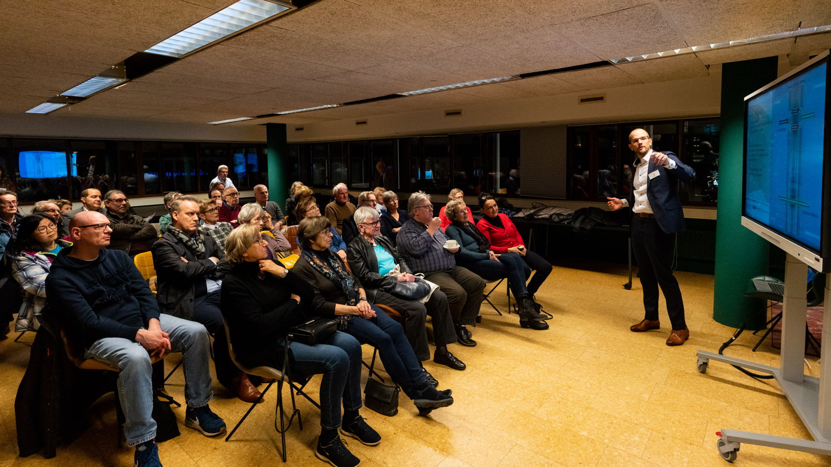 Omgevingsmanager Rob Gordijn van VITAL gaf deze avond tekst en uitleg over de verschillende verkeerssituaties bij Kronenburg en Zonnestein. Omgevingsmanager Rob Gordijn van VITAL gaf deze avond tekst en uitleg over de verschillende verkeerssituaties bij Kronenburg en Zonnestein.
