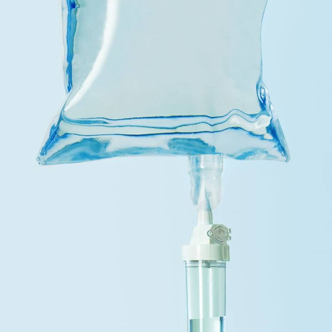 Suero endovenoso con vitaminas listo para una sesión de sueroterapia en Ro Medical