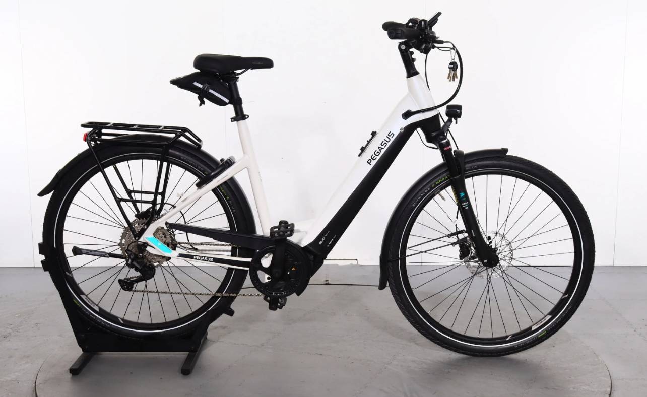 Gazelle Paris C7 elektrische stadsfiets met lage instap, afgebeeld in zijaanzicht op neutrale achtergrond, met Bosch middenmotor, gesloten kettingkast, verende voorvork en zadelpen, MIK-bagagedrager en spatborden – gericht op comfortabel dagelijks gebruik en woon-werkverkeer.