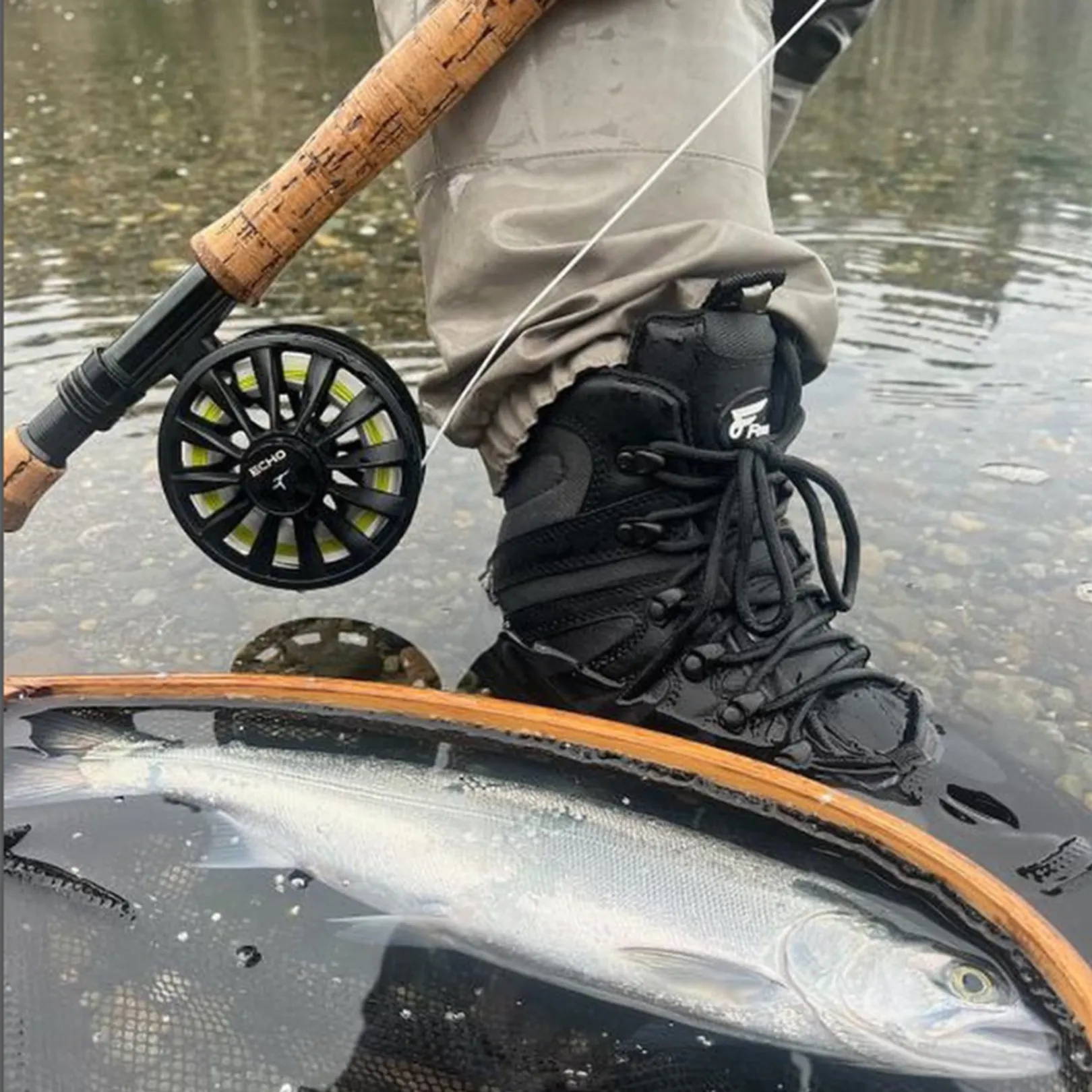 The anti-slip rubber wading boots have a wide collar which is useful in fishing