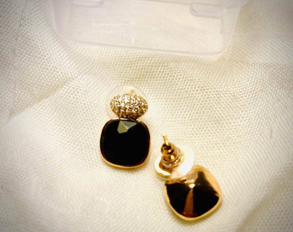 4 - Black &amp; Gold Fusion Studs