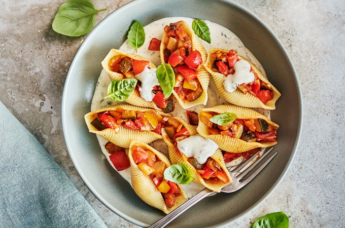 Coquilles géantes farcies aux légumes, sauce crémeuse à la ciboulette